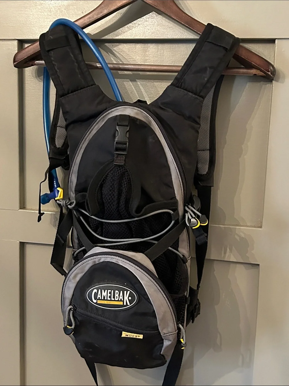 Camelbak M.U.L.E. Hydration Backpack 2 Liter 70 Oz Bladder Outdoor Hiking Bike